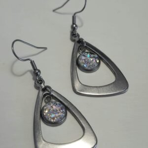 Trouglići srebrni – Crystal Silver – elegantna minđuša iz kolekcije Serendi