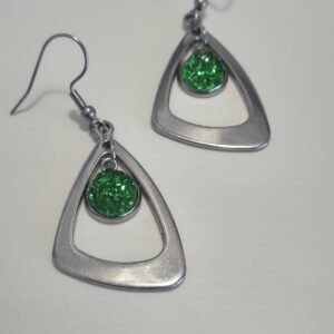 Trouglići srebrni – Emerald Glow – elegantna minđuša iz kolekcije Serendi