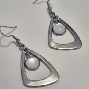Trouglići srebrni – Pearl Mist – elegantna minđuša iz kolekcije Serendi