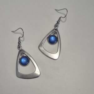 Trouglići srebrni – Deep Ocean Blue – elegantna minđuša iz kolekcije Serendi