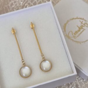 Viseće zlatne – Pearl White – elegantna minđuša iz kolekcije Serendipity