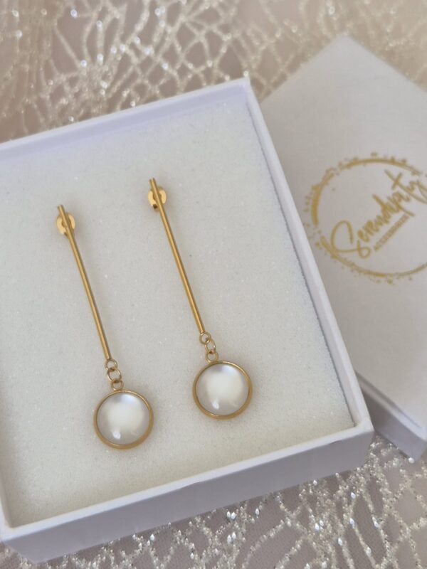 Viseće zlatne – Pearl White – elegantna minđuša iz kolekcije Serendipity