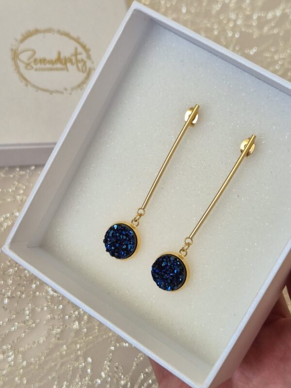 Viseće zlatne – Deep Blue Stardust – elegantna minđuša iz kolekcije Serendipity