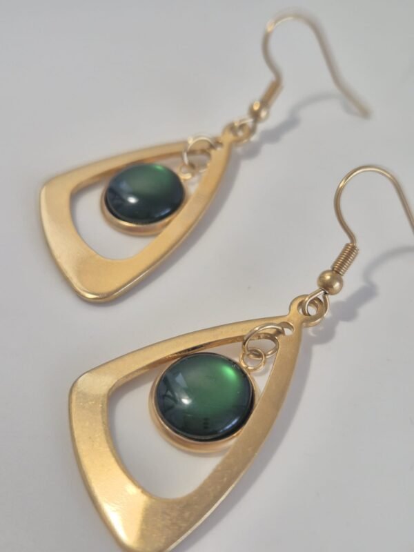 Trouglići zlatni – Mystic Emerald – elegantna minđuša iz kolekcije Serendi