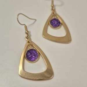 Trouglići zlatni – Mystic Lilac – elegantna minđuša iz kolekcije Serendipity