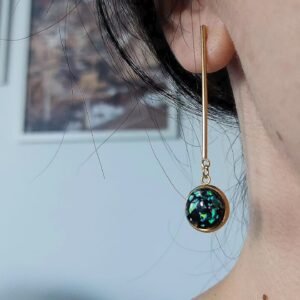 Viseće zlatne – Midnight Emerald – elegantna minđuša iz kolekcije Serendipity