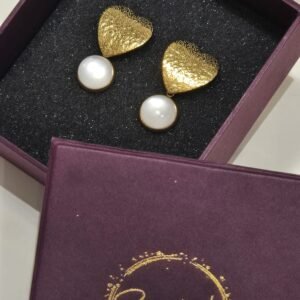 Srca zlatna – Pearl White – elegantna minđuša iz kolekcije Serendipity