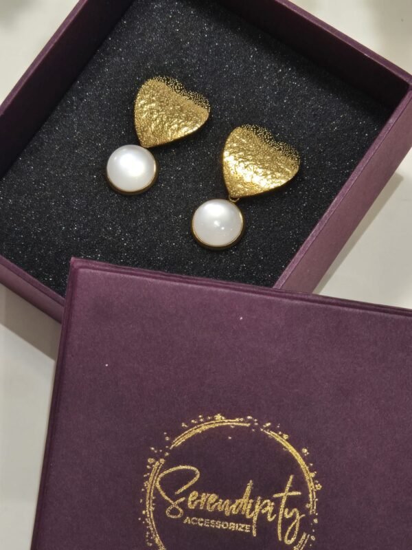 Srca zlatna – Pearl White – elegantna minđuša iz kolekcije Serendipity
