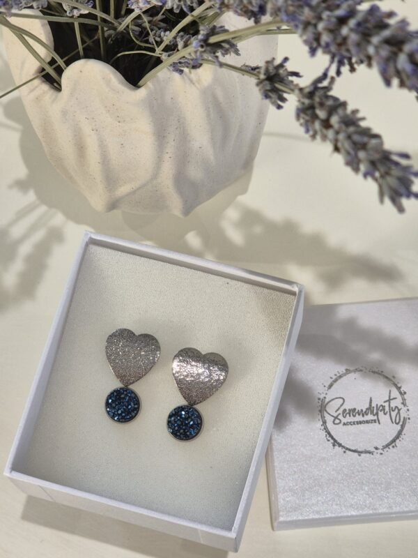 Srca srebrna – Starry Navy – elegantna minđuša iz kolekcije Serendipity